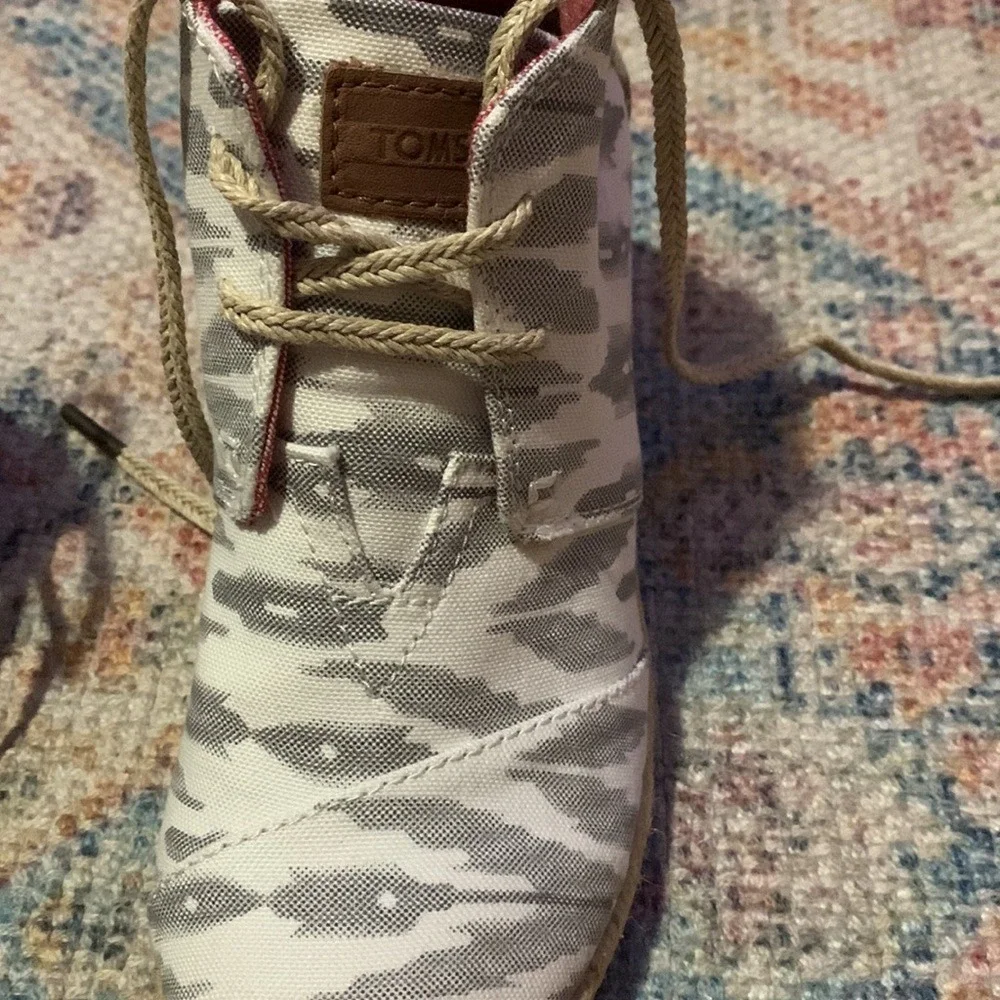 2‎ pairs TOMS Wedge Desert Natural Linen & Gray Ikat BOOTIES